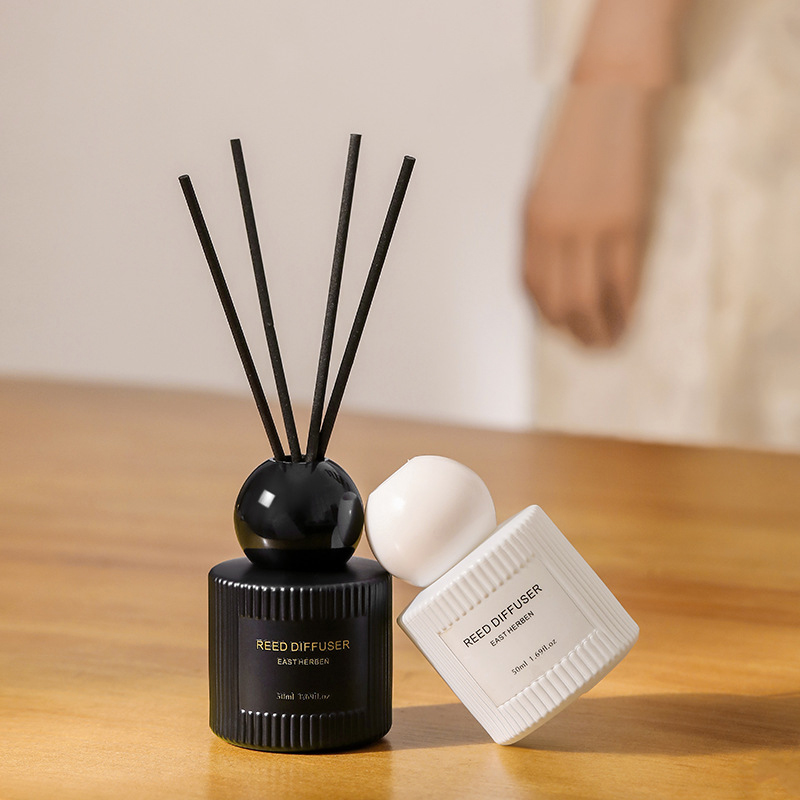 Home Fragrance Jasmine & Yuzu Porcelain Diffuser - 50ml 長持ちするホームベッドルームフレグランス ヒルトンシャングリラ ジャスミンリードディフューザーセット、火を使わないエッセンシャルオイルハウス香水